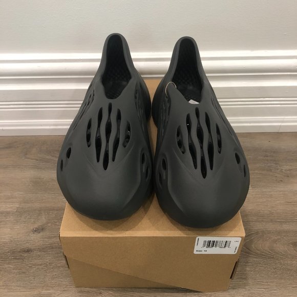 Yeezy Foam RNR Carbon - Picture 3 of 5